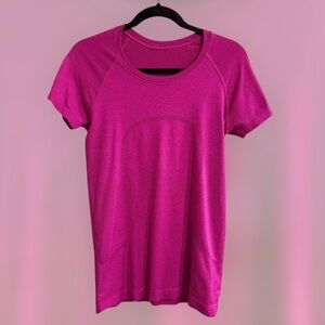 Lululemon Swiftly Tee Size 8 - Magenta
